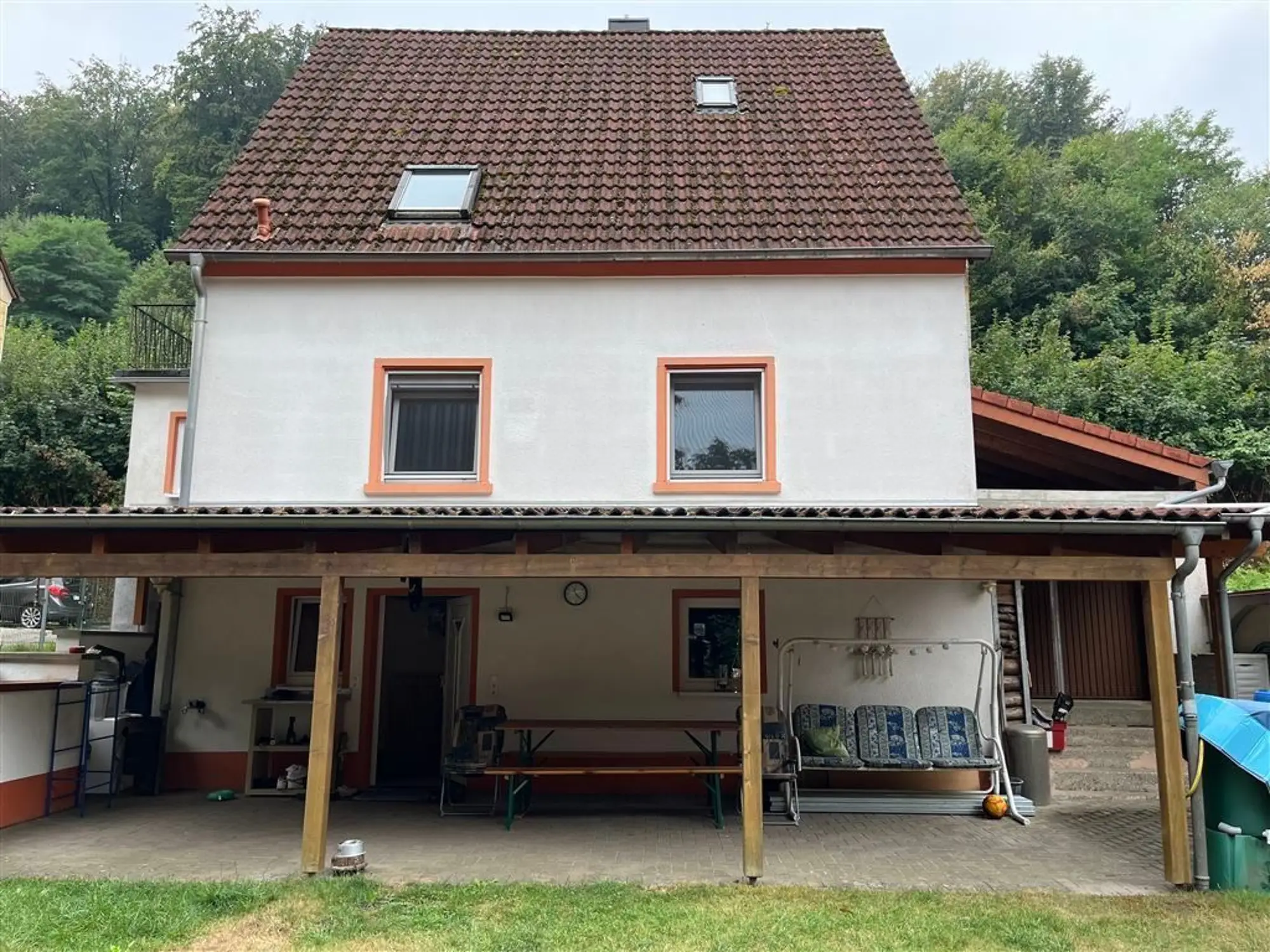 Rückansicht des renovierten Einfamilienhauses in Landstuhl mit überdachter Terrasse und Garten
